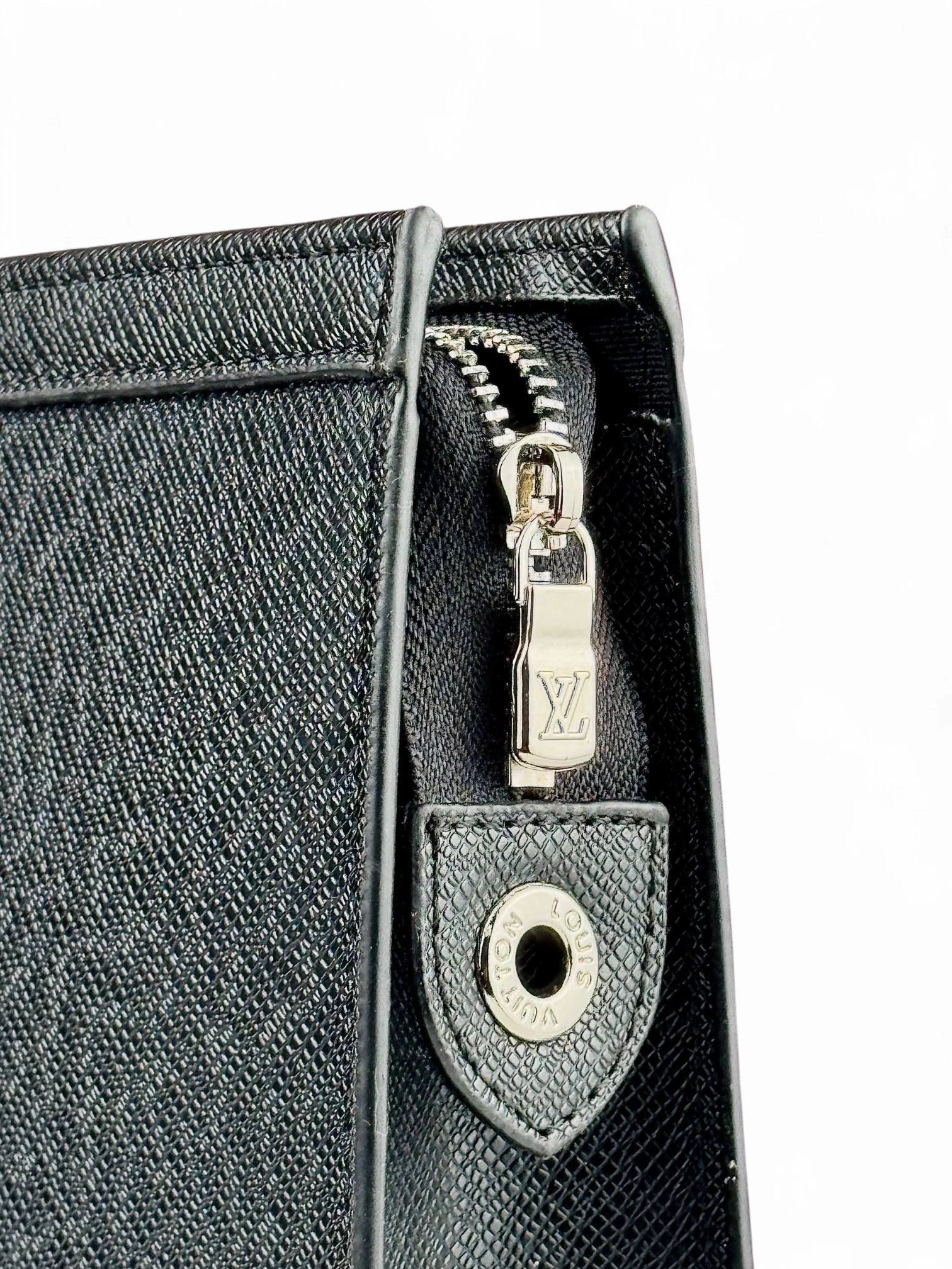 Louis Vuitton Pre-Loved Taiga Voyage Pochette in Leather - Image 5