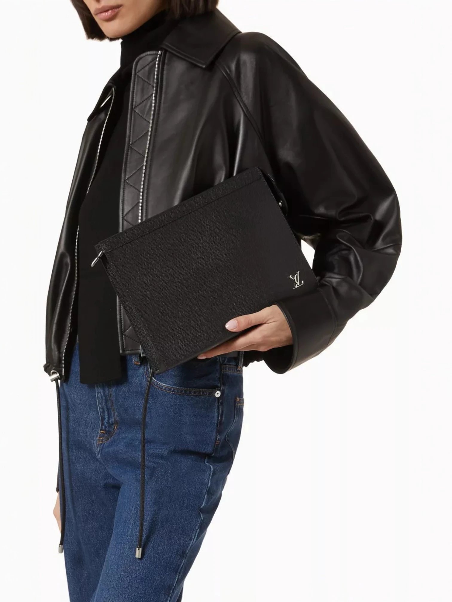 Louis Vuitton Pre-Loved Taiga Voyage Pochette in Leather - Image 6